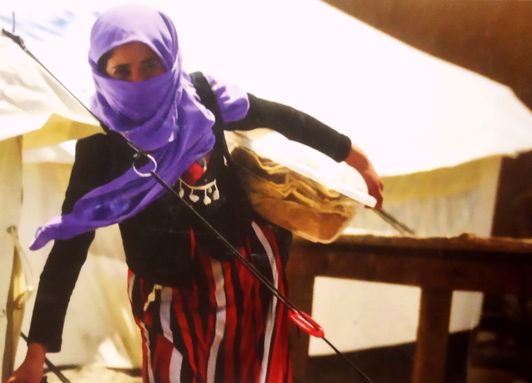 Христианка из лагеря для беженцев из Ирана. В тазике все ее имущество 