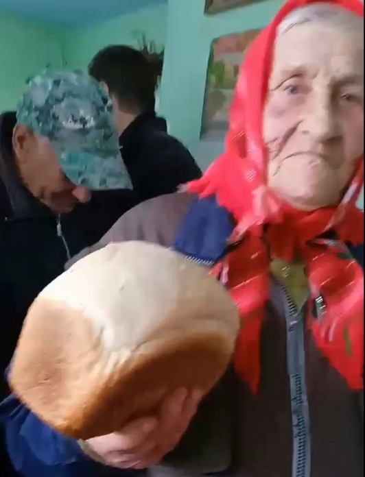 печем и раздаём прихожанам хлеб