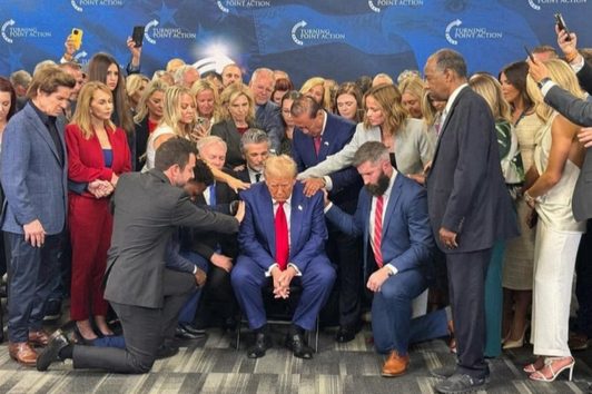 Молитва над президентом Трампом